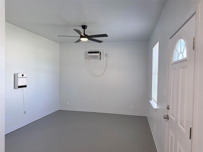 Building Photo - 251 Zimmerman Ave