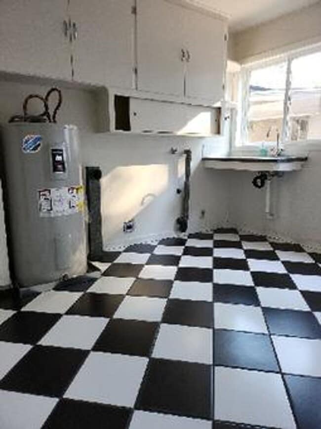 Building Photo - Spacious 3 Bedroom, 2 Bath Home on Private...