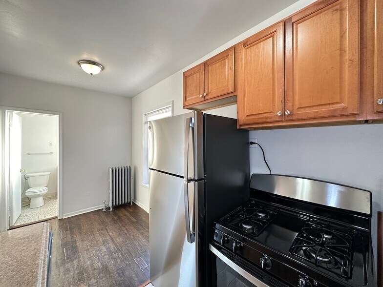 Building Photo - 939 W Sunnyside Ave