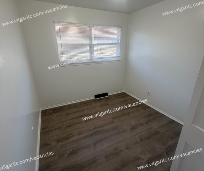 Building Photo - 700 E 20th Ave