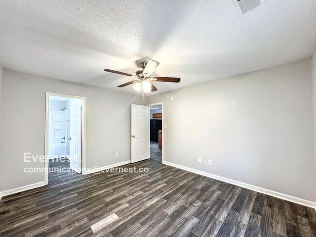Building Photo - Charming 3-Bedroom Home with Comfortable L...