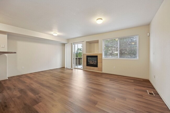 Building Photo - Wonderful End-unit townhome that backs to beautiful open space!