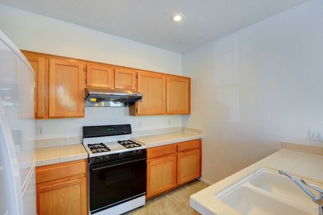 Building Photo - Beautiful 4-Bedroom Home in Gated Summerli...