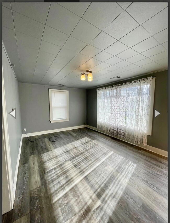 Building Photo - Available Now! Pet-Friendly Updated 2 Bedr...