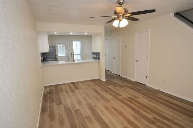 Building Photo - 2 BED 1.5 BATH TOWNHOUSE -WARR ACRES