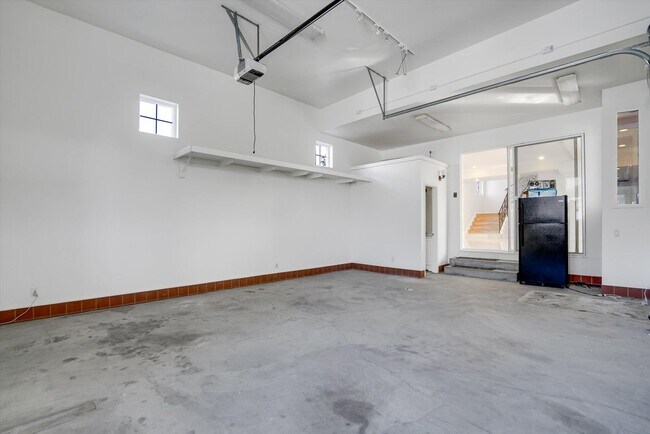 Building Photo - Get This House Now