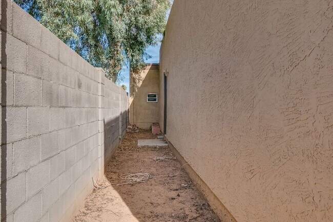 Building Photo - 460 N 64th Pl