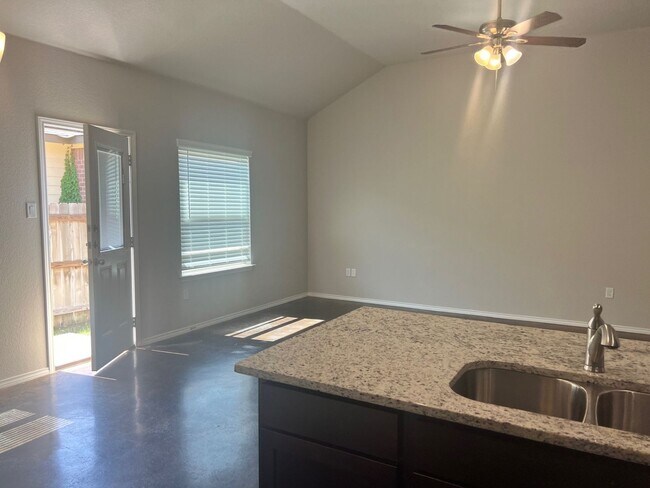 Building Photo - Luxury Duplex in Seguin