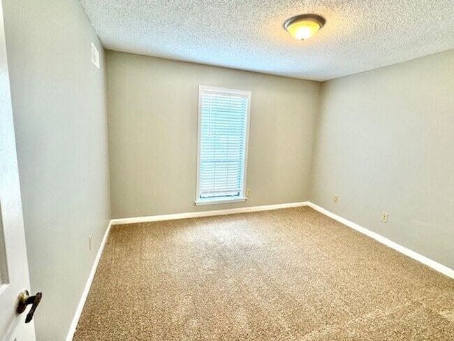 Building Photo - Spacious 3 Bedroom 2 Bath Available Now!