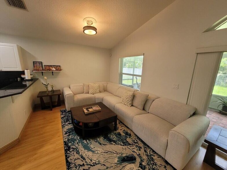 Building Photo - 10674 Oak Bend Way