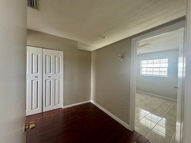 Building Photo - 1 Bed/1 Bath Second Floor Condo in recently renovated apartment community!