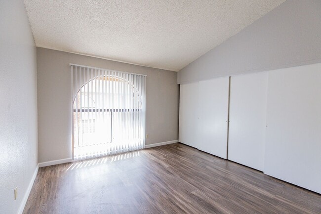 Building Photo - Beautiful 2 bedroom 2 bathroom with privat...