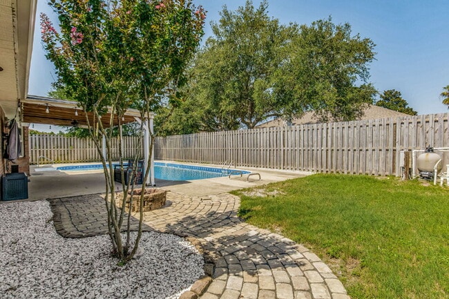 Building Photo - Welcome to your dream home! This stunning 4-bedroom, 3-bathroom residence is perfectly situated n...