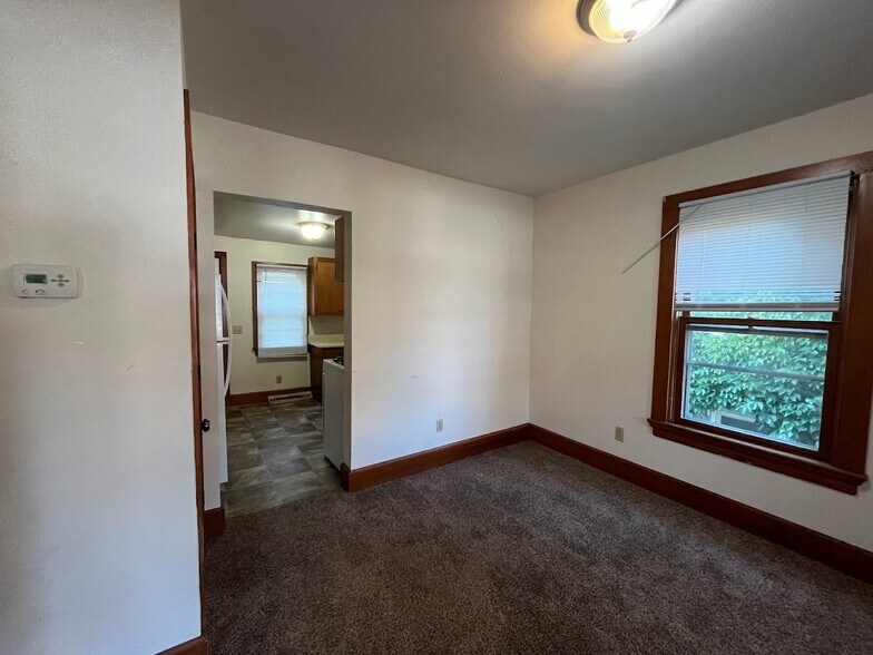 Building Photo - 917 E Johnson St