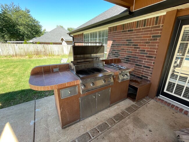 Building Photo - 602 Paradise Way