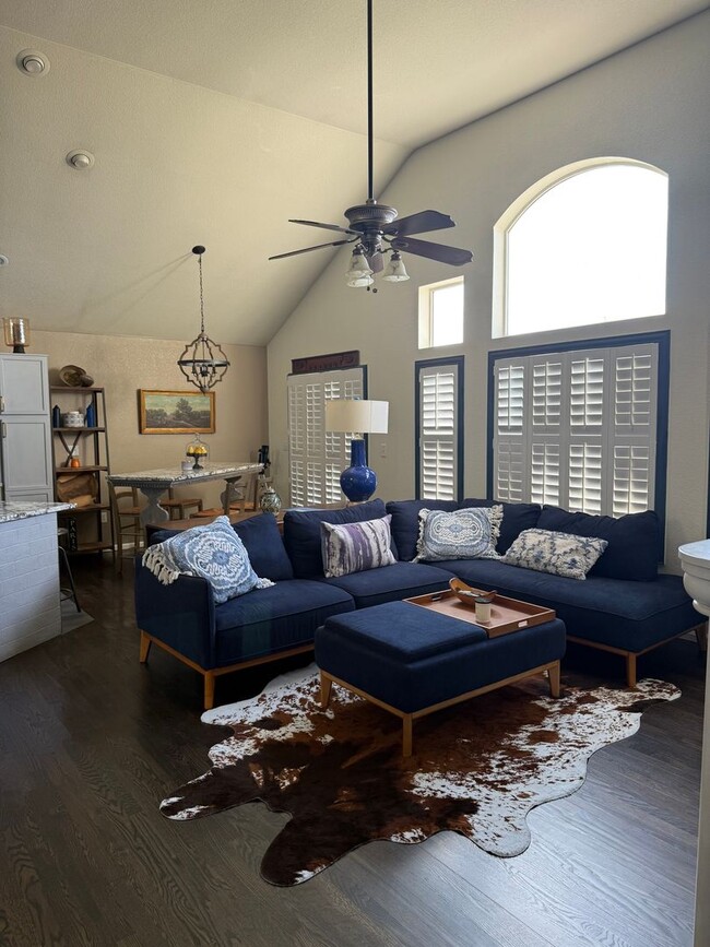 Building Photo - Beautiful Furnished 3 Bedroom/2.5 Bathroom Single Family Home with Flexible Lease terms.