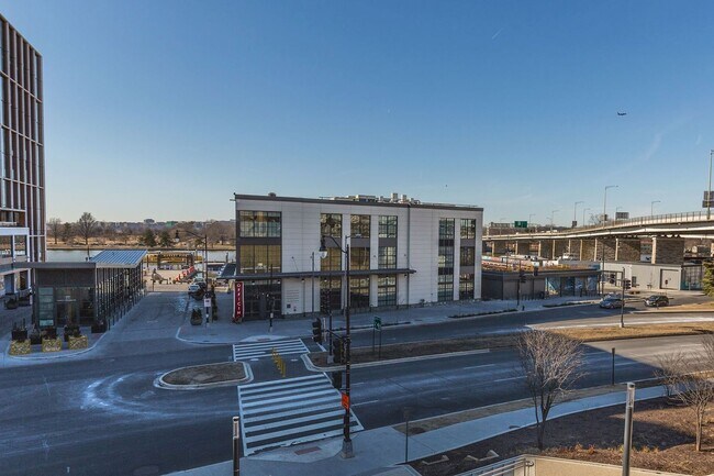 Building Photo - 1 bedroom 1 bathroom Condo in Navy Yard!