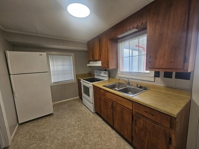 Building Photo - 630 N Poplar St