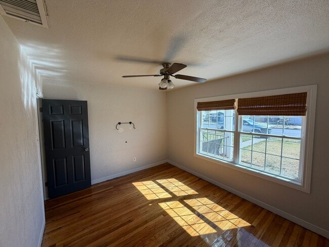 Building Photo - 3 Bed 1 Bath Home