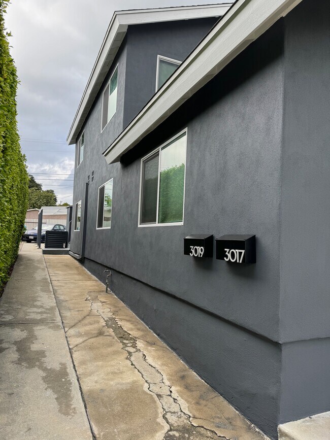 Side a - 3017 Chaucer St