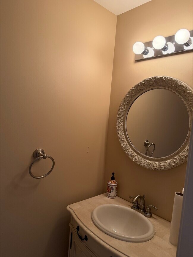 Building Photo - 114 Woodbury Ln