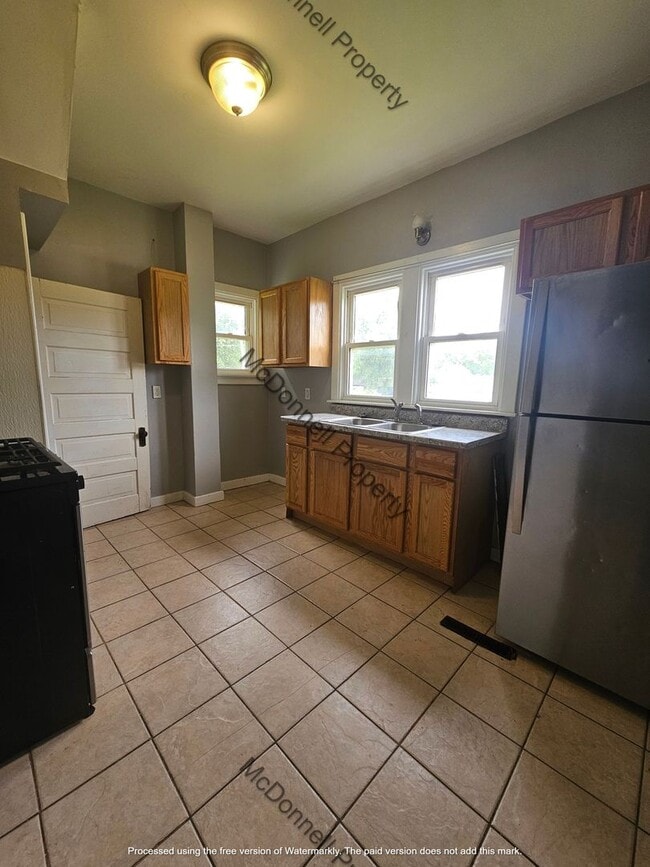 Building Photo - There is a $25 fee per application and eve...