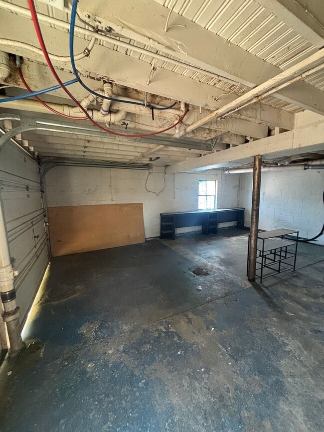 Building Photo - 1 Bedroom Apartment