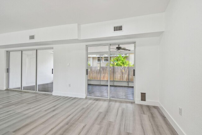Building Photo - 695 Sunset Dr