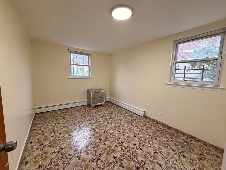 Building Photo - 854 Throgs Neck Expy