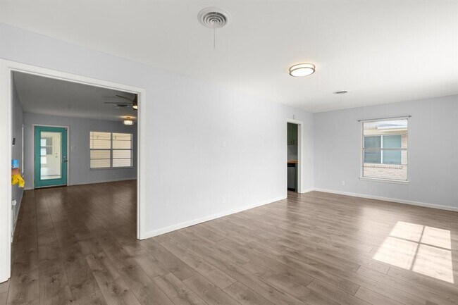 Building Photo - 11702 Oak Trail