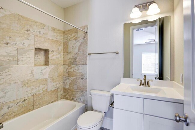 Building Photo - 11005 Acorn Falls Dr