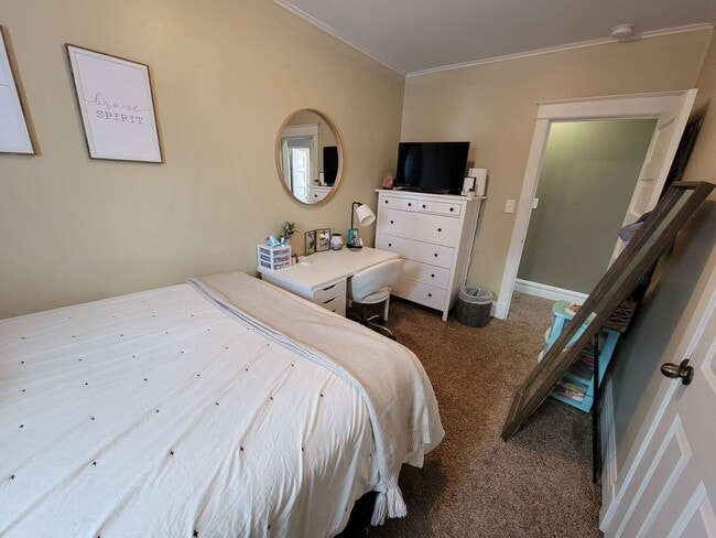 Building Photo - AVAILABLE JUNE - 3 Bed, 1 Bath Home close to Chester Park