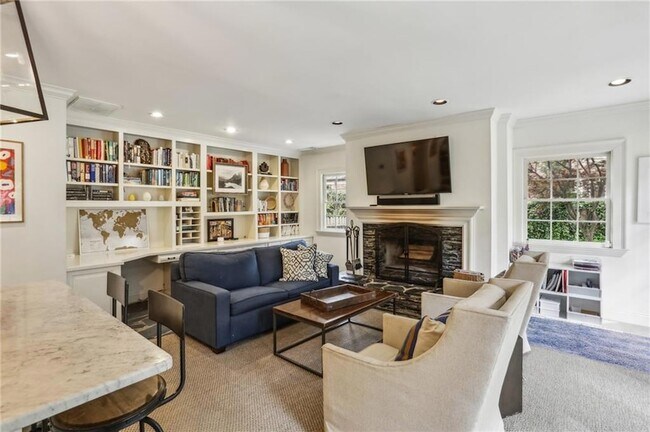 Building Photo - 2415 Oldfield Rd NW