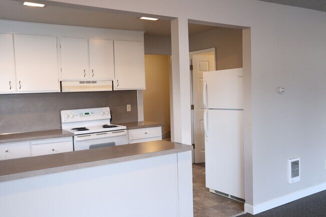 Building Photo - Cozy Single-Family Home for Lease in Brush...