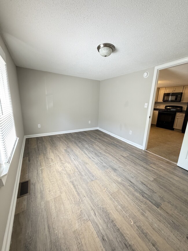 Building Photo - 919 N Walnut St