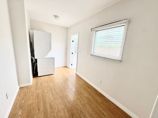 Building Photo - 801 N Olive Ave