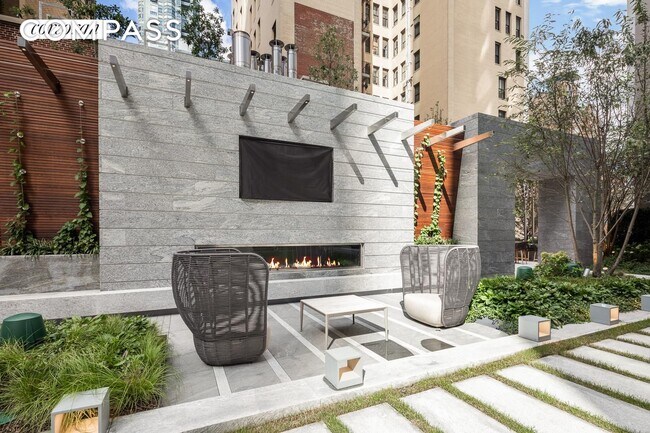 Building Photo - 217 W 57th St