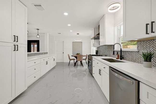 Building Photo - 2415 Moss Hill Dr