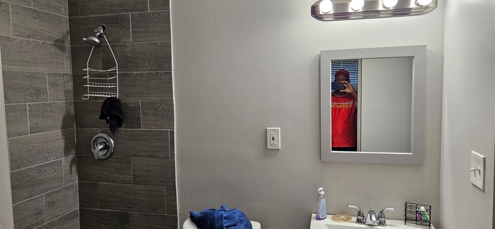 Building Photo - Room in House on Batiste Garden Cir