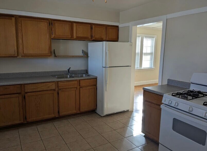 Building Photo - 10415 S Vernon Ave