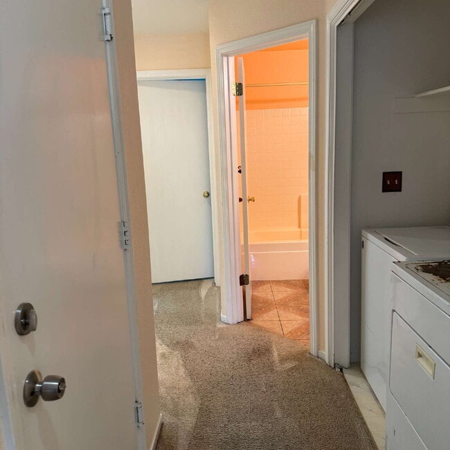 Building Photo - Great location near park and shopping