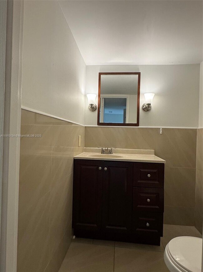 Building Photo - 2200 E Hallandale Beach Blvd