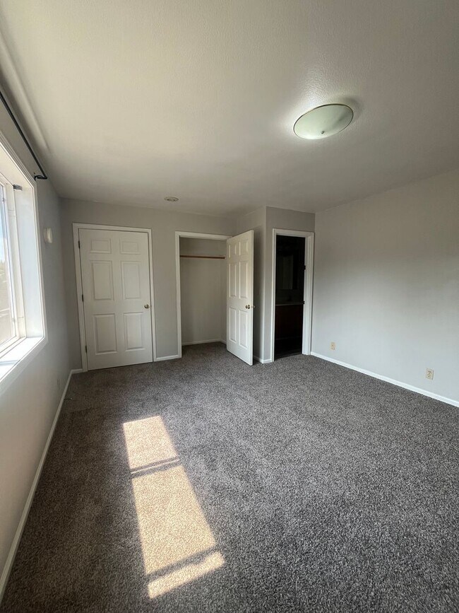 Building Photo - 2-Bedroom 1 1/2-Bathroom Duplex in Thurston