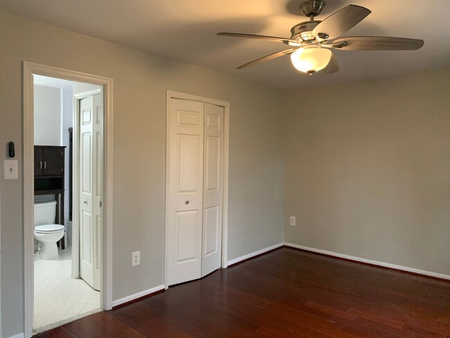 Building Photo - Spacious 3 Level Townhouse Backs to Trees
