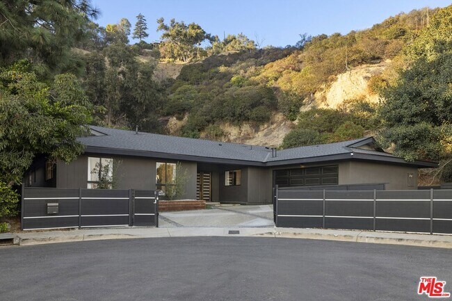 Building Photo - 9289 Swallow Dr