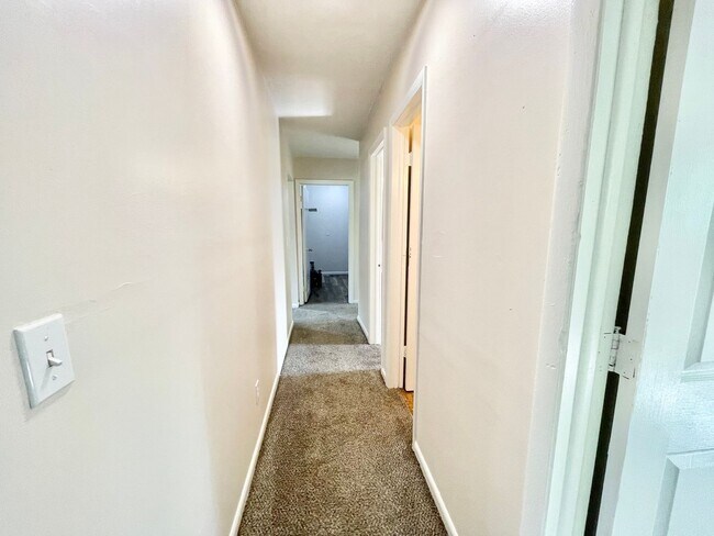 Building Photo - 3 Bedroom Ranch Home