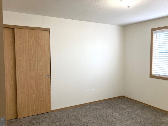 Building Photo - Ranch-Style Home With Gas Fireplace and Washer/Dryer Included! 1 Small Dog Welcome!