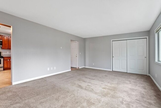 Building Photo - 2 bedroom 1 bath with washer/dryer include...
