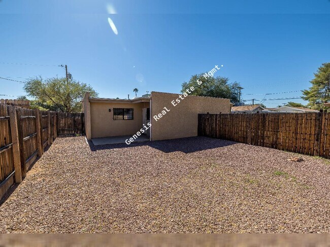 Building Photo - 3211 E Edison St