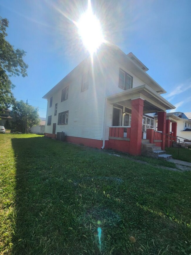 Building Photo - Beautiful Large Three Bedroom with 1.5 Bat...